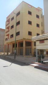 Edificio de tres plantas y dos caras en Marjane1