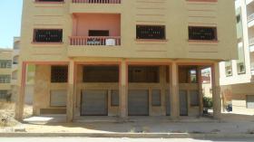 Edificio de tres plantas y dos caras en Marjane1