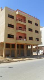 Edificio de tres plantas y dos caras en Marjane1