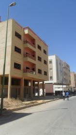 Edificio de tres plantas y dos caras en Marjane1