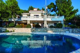 Única y lujosa villa panorámica con vista al lago ubicada en la prestigiosa Hippocrates Politia