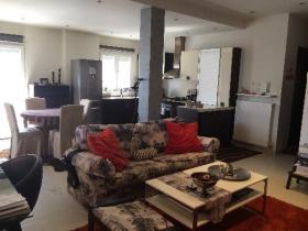 Lujoso apartamento totalmente amueblado de 82 m2 en el último piso en Tesalónica, centro de la ciudad, renovado en 2013