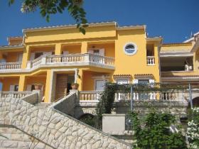 Villa con 12 apartamentos a 60 m de la playa