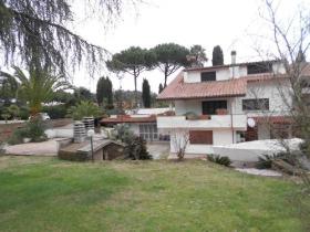 Villa en Roma de 600 m2 en 3 niveles con piscina de 60 m2, parque de 2000 m2, que consta de 4 apartamentos 