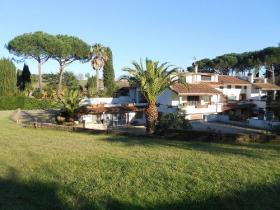 Villa en Roma de 600 m2 en 3 niveles con piscina de 60 m2, parque de 2000 m2, que consta de 4 apartamentos 