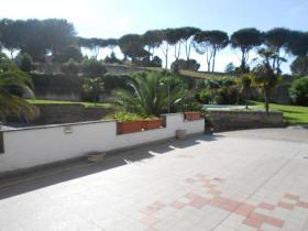 Villa en Roma de 600 m2 en 3 niveles con piscina de 60 m2, parque de 2000 m2, que consta de 4 apartamentos 