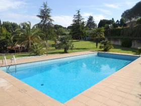 Villa en Roma de 600 m2 en 3 niveles con piscina de 60 m2, parque de 2000 m2, que consta de 4 apartamentos 