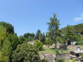Villa en Roma de 600 m2 en 3 niveles con piscina de 60 m2, parque de 2000 m2, que consta de 4 apartamentos 
