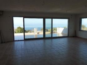 En un pueblo de montaña frente al mar Egeo, casa de carácter en un terreno de 2500 m2