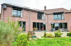 Estupenda villa en venta, zona residencial, orientada al sur, a 30 km de Bruselas