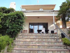 Villa en venta con terreno y piscina cubierta.