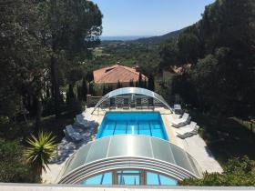 Villa en venta con terreno y piscina cubierta.