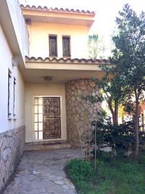 Villa en venta con terreno y piscina cubierta.