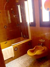 Villa en venta con terreno y piscina cubierta.