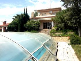 Villa en venta con terreno y piscina cubierta.