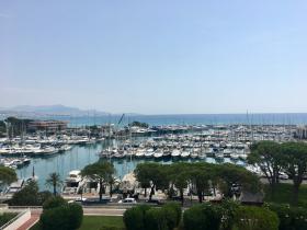 Apartamento con gran balcón - vista panorámica al mar.