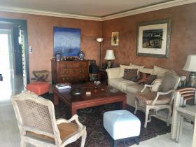 Apartamento con gran balcón - vista panorámica al mar.
