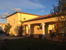 Villa moderna de construcción de alta gama con impresionantes vistas de los estanques y las montañas Caroux