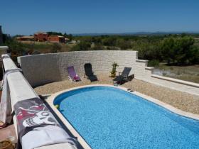 Villa moderna de construcción de alta gama con impresionantes vistas de los estanques y las montañas Caroux