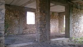 Se vende casa sin terminar en Moldavia