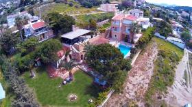 Villa de lujo con vista al mar y piscina.
