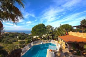 Villa de lujo con vista al mar y piscina.