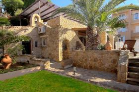 Villa de lujo con vista al mar y piscina.