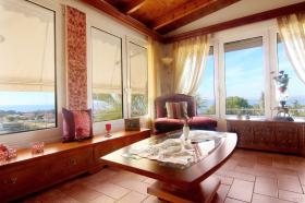 Villa de lujo con vista al mar y piscina.