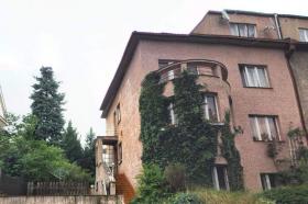 Casa de varios apartamentos en una zona residencial de una prestigiosa localidad de Praga