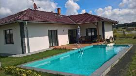 Casa de vacaciones L-Bungalow con piscina