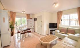Hermoso apartamento con jardín privado, cerca de la playa y tiendas