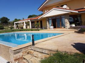 Casa construida sobre una colina con impresionantes vistas