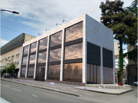 Edificio de tres pisos con sótano.