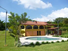 Hermoso lujo, rodeado de naturaleza, casa de ciudad