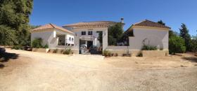 Caserío típico andaluz con 14 ha de dehesa de alcornocales