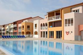 Soleado apartamento con vistas al pequeño puerto deportivo con terraza