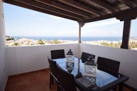 Apartamento con terrazas y jardín