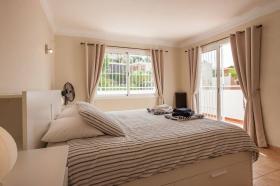 Apartamento con terrazas y jardín
