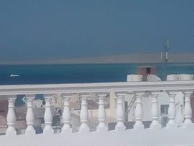 Apartamento con vistas panorámicas al mar y una gran terraza.
