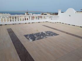Apartamento con vistas panorámicas al mar y una gran terraza.