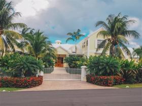 Villa Aurora, un retiro privado en Lyford Cay, Nassau, Bahamas