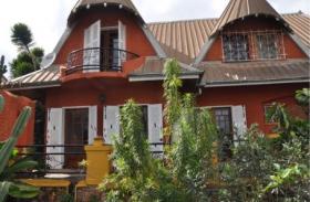 Ambatobe - encantadora villa t5 amueblada equipada estilo tradicional con vista de 360°