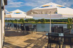 Se vende pequeño parque de atracciones con restaurante para uso comercial