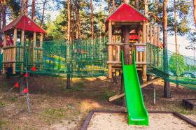 Se vende pequeño parque de atracciones con restaurante para uso comercial