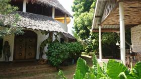 Villa tradicional redonda con techo makouti