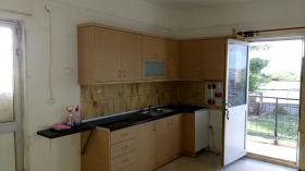 Venta apartamento para renovar 35 km del centro de Atenas y 2,5 km de la playa