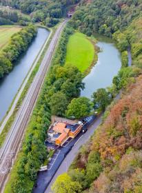 Edificio totalmente vallado y seguro con estanque.