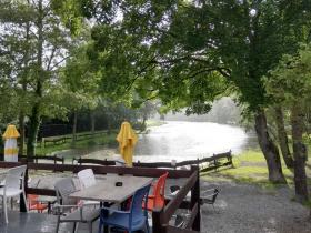 Edificio totalmente vallado y seguro con estanque.