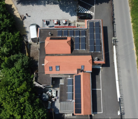 Edificio totalmente vallado y seguro con estanque.