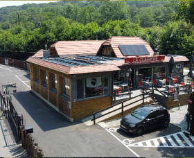 Edificio totalmente vallado y seguro con estanque.